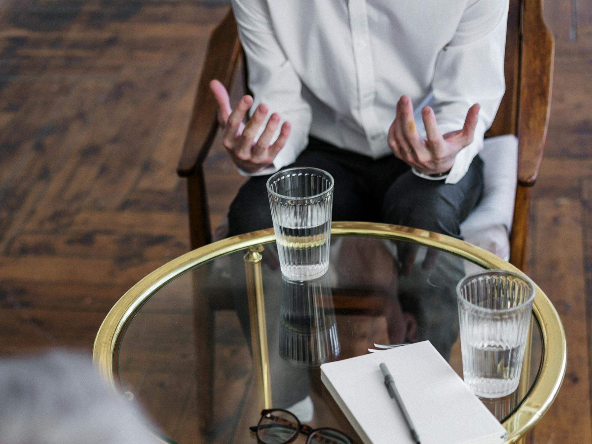 Grafik eines goldenen Schildes, mit Sicherheits-Symbolen